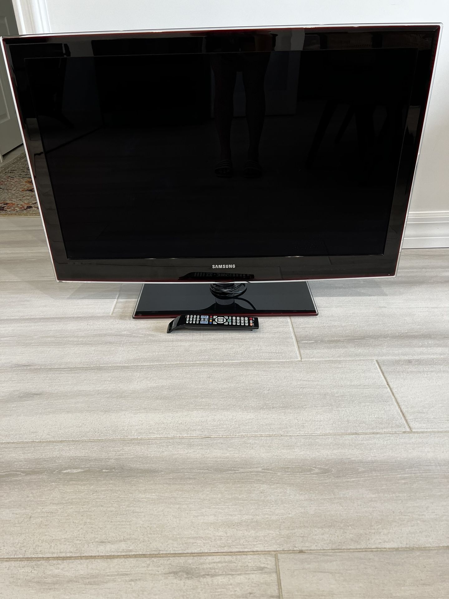 46” Samsung TV With Removable Wall Mount