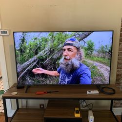 Smart TV 4 K 55” LG Model UQ 7070 ZUE . Like New !!