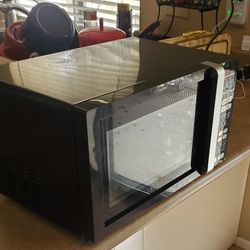 BELLA BLACK 0.9 CU FT 900-WATT COUNTER TOP MICROWAVE, STILL IN GOOD CONDITION. 