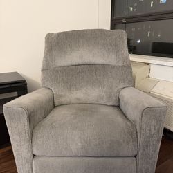 Comfy Gray Recliner Chair – Clean – Pickup 60611
