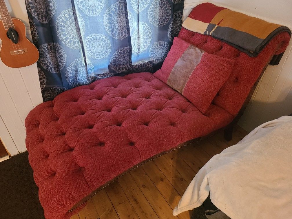 Tufted Chaise Lounge