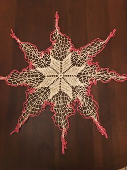 1 VTG HAND CROCHET PINK & WHITE COLOR HAND CROCHET TABLE CENTER PIECE