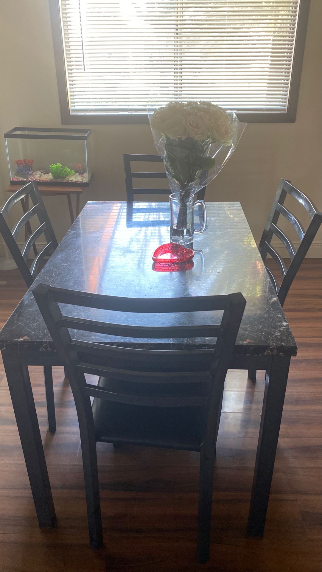 table with four black chairs, mesa con cuatro sillas negras