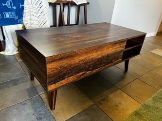 Living Room table (like new)