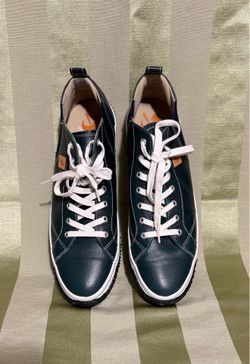 Japan “SPINGLE MOVE” Sneaker (Like New)- Men 10.5/Women 11.5