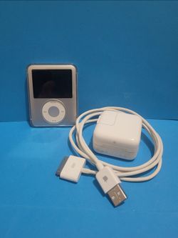 Apple iPod Nano 3rd Gen 4GB A1236, + Genuine Apple charger - Great Working .
