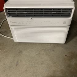 Brand new Midea Window Air Condition 8000-BTU