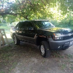 Chevy Avalanche 2003 4x2 Clean Title With 192000 Miles Motor And Transmission In Good Condition 