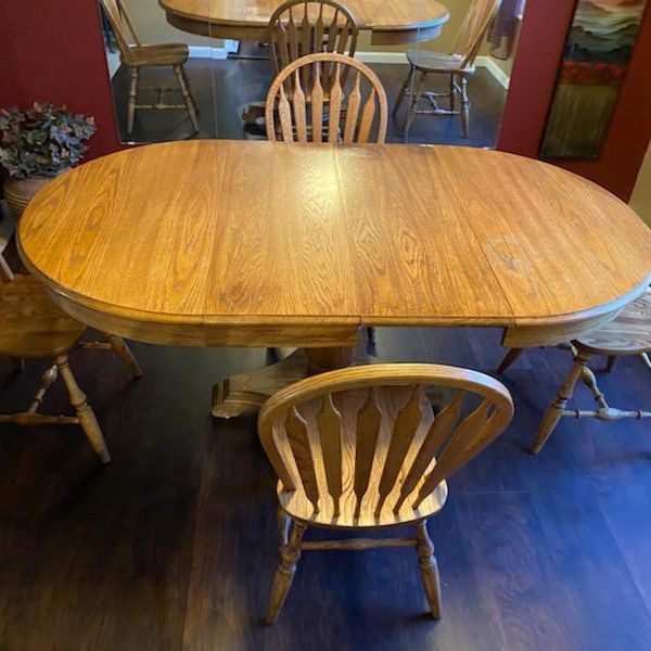 Dinning/Kitchen Oak Table W/Chairs