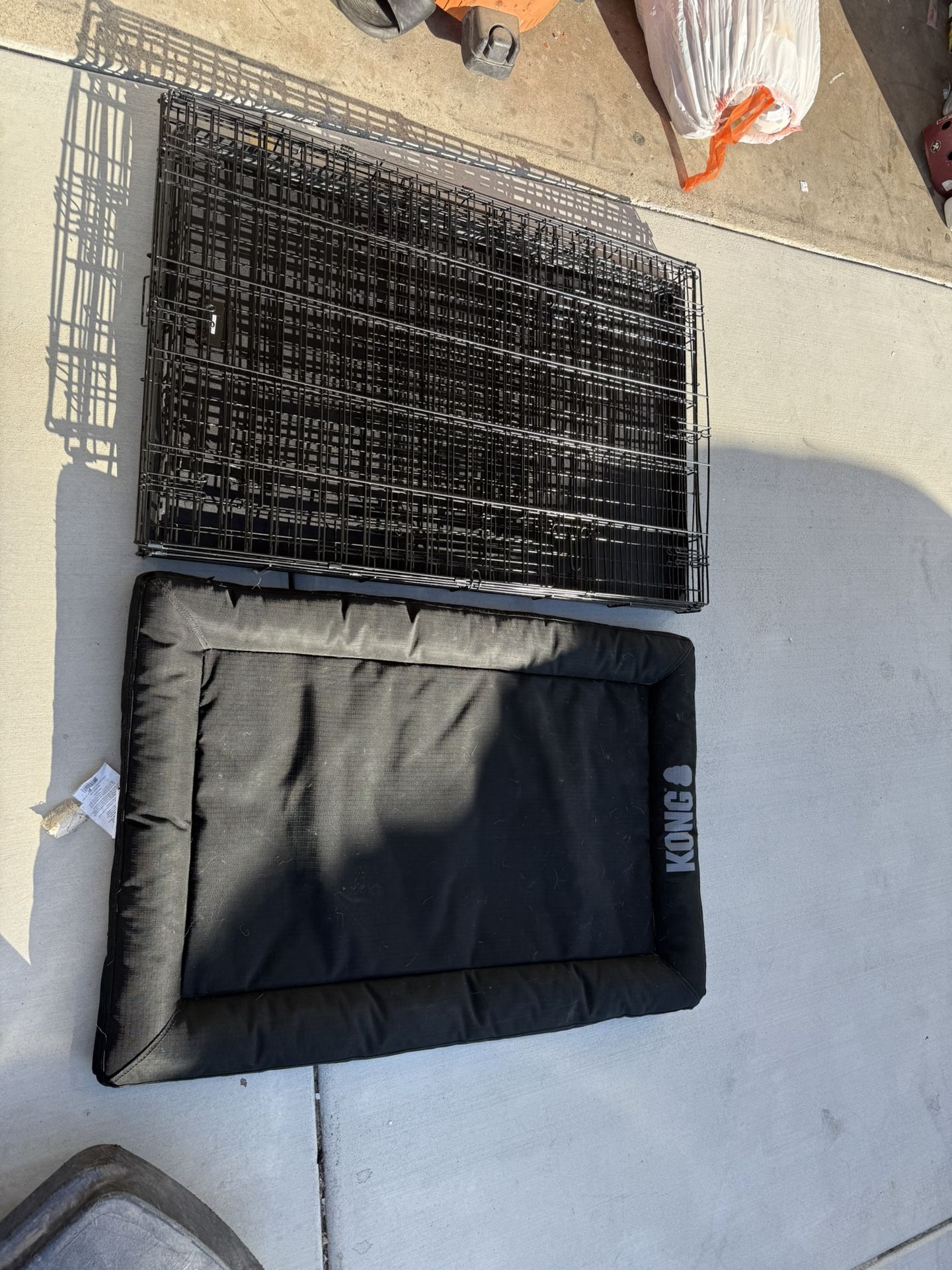 Dog crate: L/XL dog and dog bed