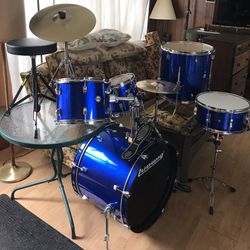 Eights piece includes 5 drums Ludwig drum set comes with extra petals 