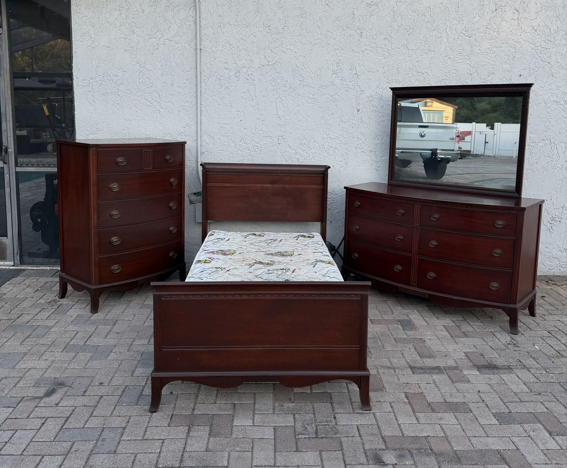 Beautiful Twin size bedroom set, mattress included if you want it. Delivery available for an additional cost, the set includes bed, mattress, 2 dresse