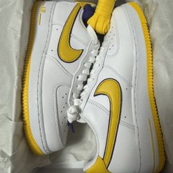 DS NIKE AIR FORCE 1 KOBE SIZE 8 BRAND NEW NEVER WORN 