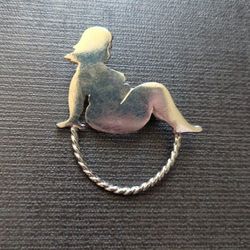 Metallic Thicc Pin Up Girl Glasses Holder Pin For Jackets