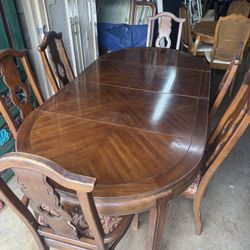 Dining Room Table W/2 Leafs  & 8 Chairs 