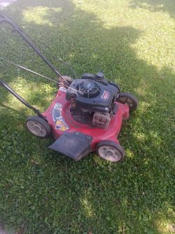 YARD MACHINES GAS LAWMOWER 20"