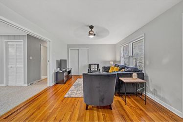 Sofa w/2 Arm Chairs and Area Rug