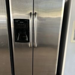 Frigidaire Stainless Steel Fridge Everything Works Great 60 Days Warranty 