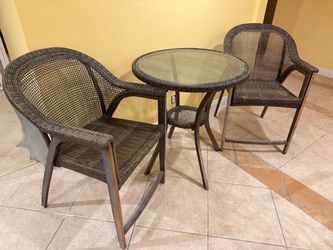 Wicker outdoor bistro table and 2 chairs like new