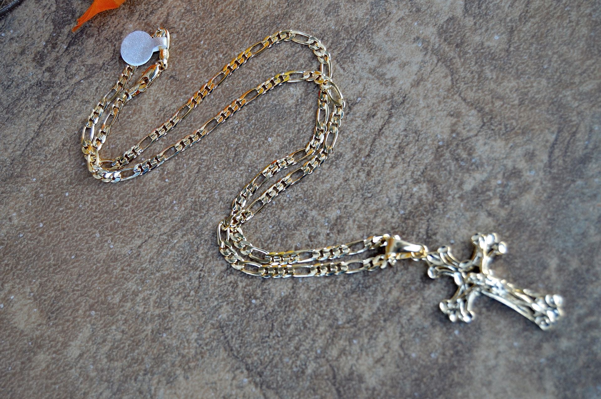 Gold chain with cross for men and women.