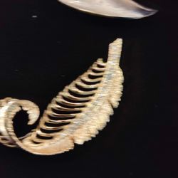 Vintage Gold Tone Rhinestone Feather Leaf Brooch Pin