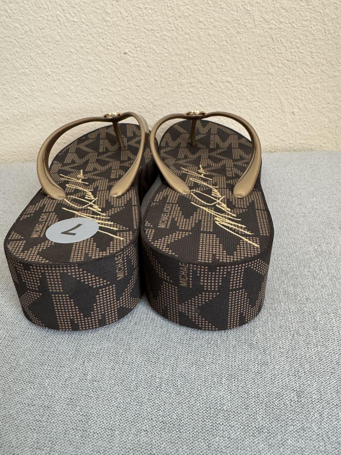 Womens Michael Kors Flip Flop-Brown/Gold Sandal MK Signature Logo Size 7