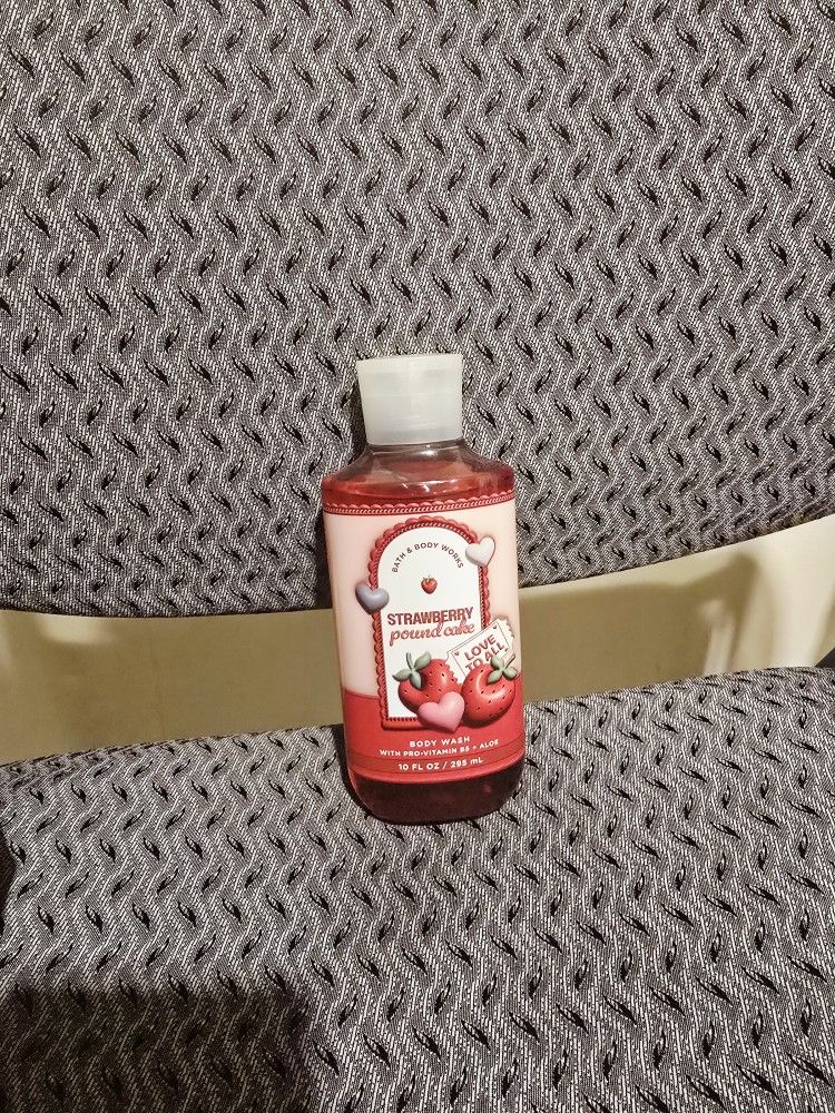 Bath And Body Works Strawberry Pound Cake 