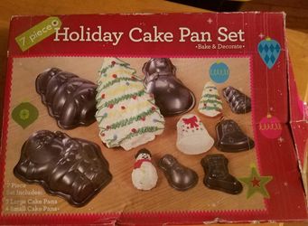 Holiday cake pan set