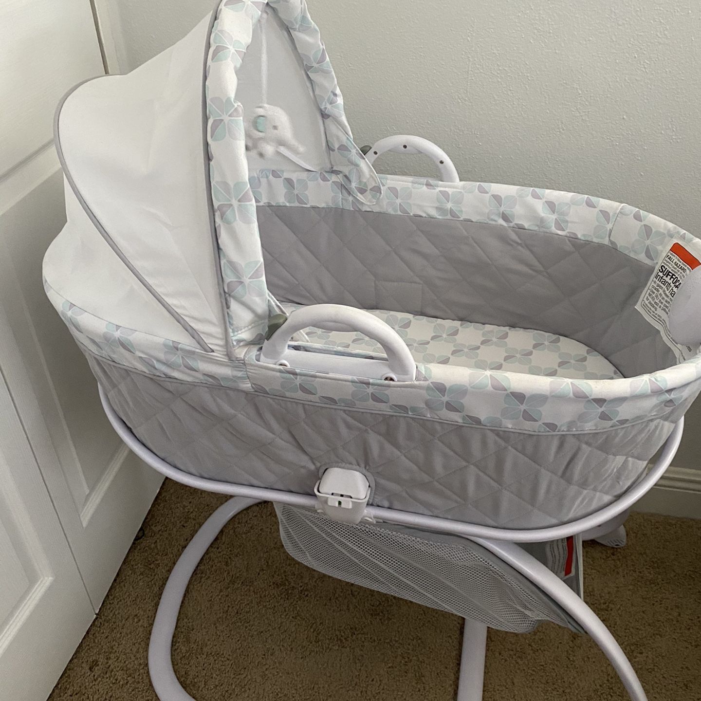 Delta Children Deluxe Moses Bassinet In Windmill