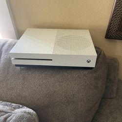 Xbox 1s With Cables