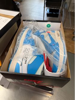 Off white Jordan 1 UNC SIZE 6 DS