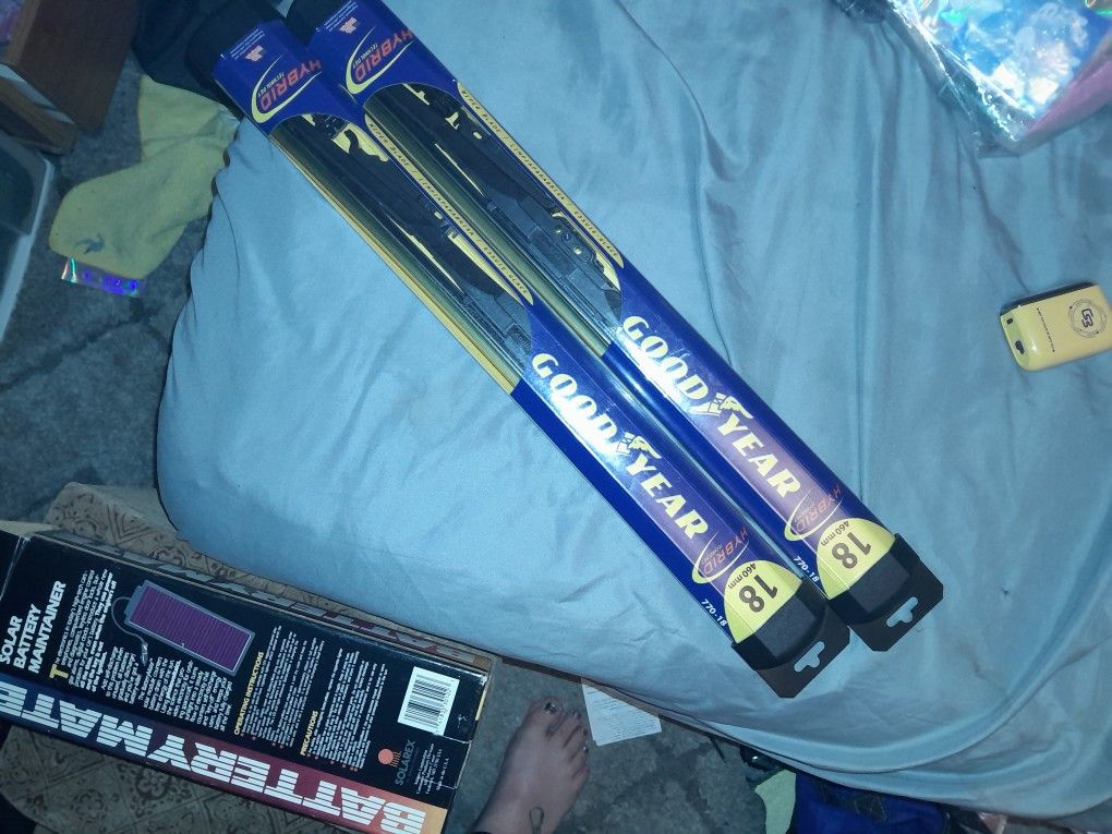 2 New Good Year 18 Windshield Wippers