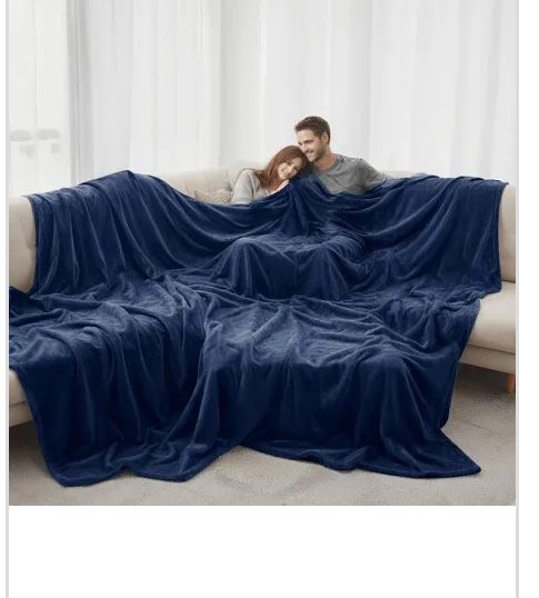 $70-pick-up Yakima,Wa.—Huge thick heavy and very warm fuzzy/velvety king size fuzzy/fluffy dark blue winter blanket. Very heavy. (but still able to wa