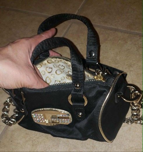 NEW WITHOUT TAGS GUESS LOGO CRYSTAL BLING BLACK SATIN SILK GOLD CHAIN HANDBAG SATCHEL WALLET WRISTLET BARREL COIN PURSE