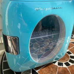 The Frigidaire EFMIS462 Retro 12-Can Mini