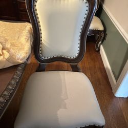 6 White Dinning Room Chairs 