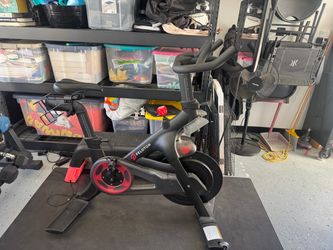 Peloton Bike includes 2 clip in shoes/Heart monitor