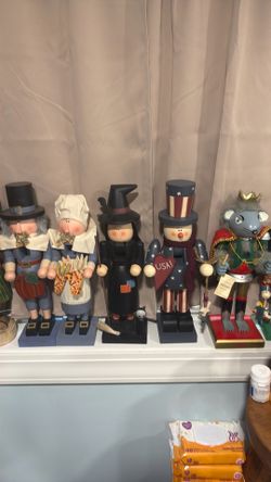 Holiday nut crackers