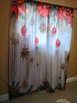 2 Cortinas $25 ..3 cajas de adornos $35 ...1 lámpara $25