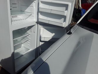 Brand New Refrigerator Frigidaire Less Than A Year Old 150 Firm