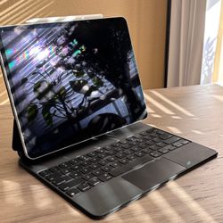 iPad Pro 12.9” (6th Gen) – 512GB + Magic Keyboard + Apple Pencil – Excellent – Private Seller