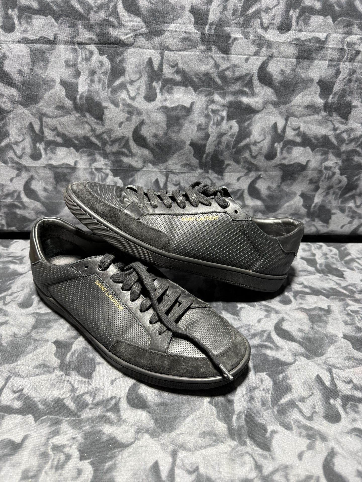 Size 11 - Saint Laurent Court Classic SL-10 Low Black The Size 11 Saint Laurent Court Classic SL-10 Low Black is a fashionable and stylish sneaker de