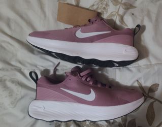 NIKE women shoes size 9 , new with the  box