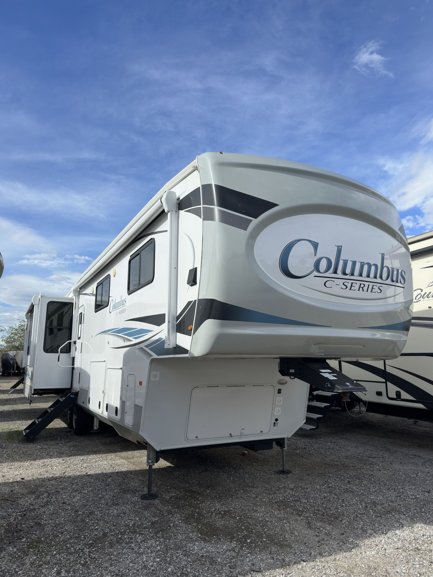 2022 Pqlomino Columbus Fifth Wheel / Travel Trailer/ RV