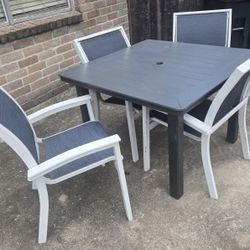 Patio/Pool Table & Chairs With Umbrella Hole