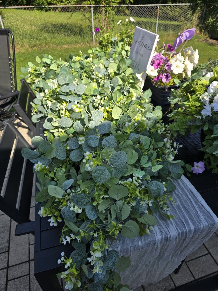 Realistic Table Garland
