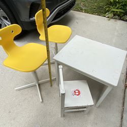 Kids table / chairs