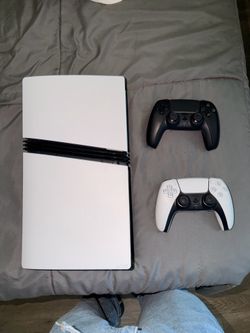 Like New PlayStation 5 Pro – 2 Controllers