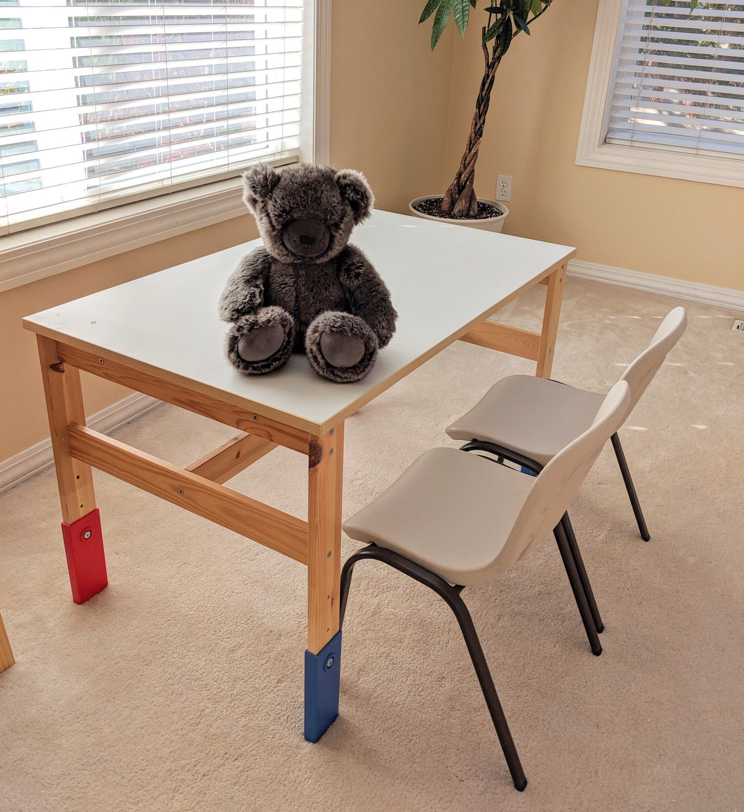 Kids table and chairs, adjustable height