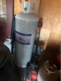100 Lb propane tank